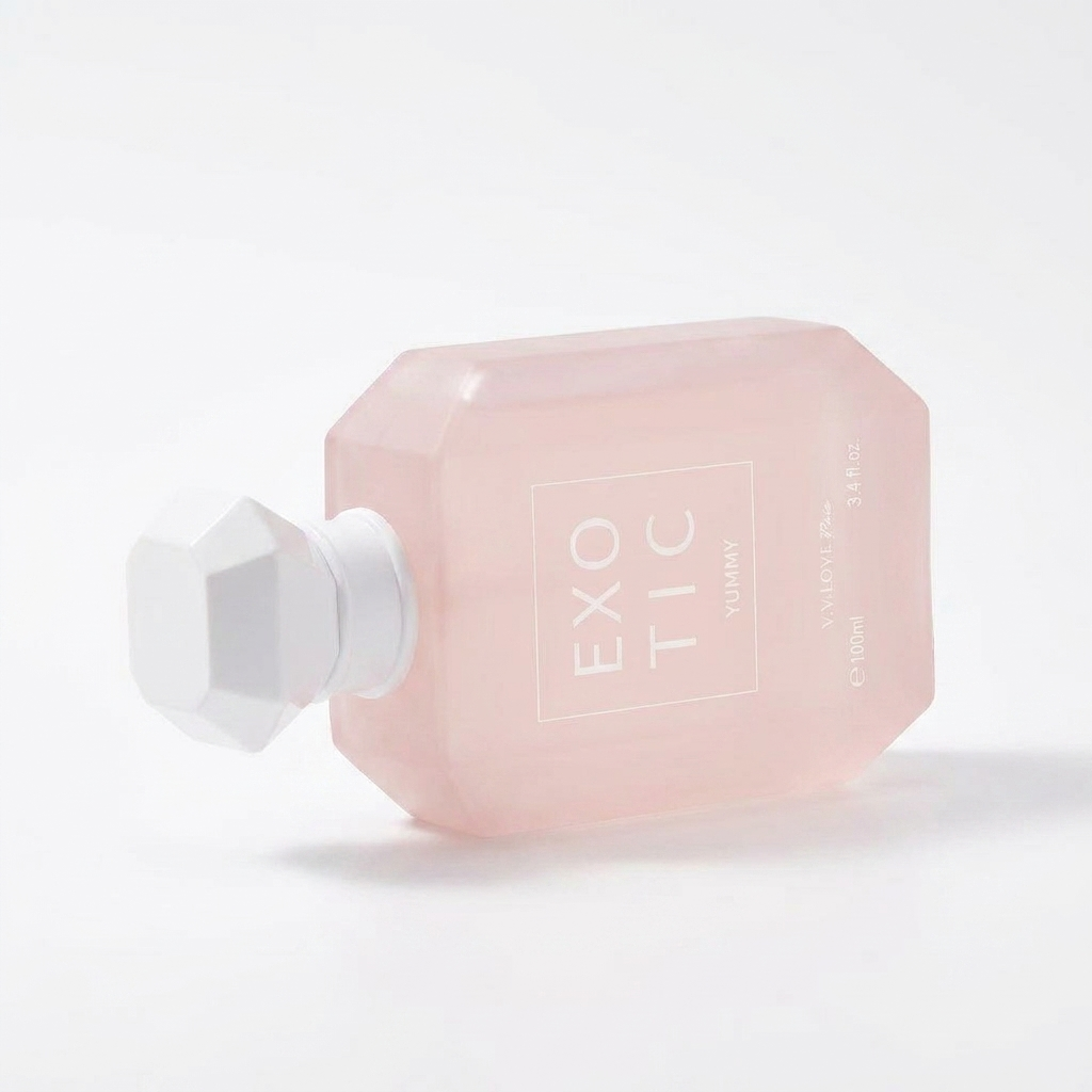 Exotic Yummy V.V.LOVE Privé - flacon rose et bouchon blanc allongé en studio, Eau de Parfum Gourmande 100 ml