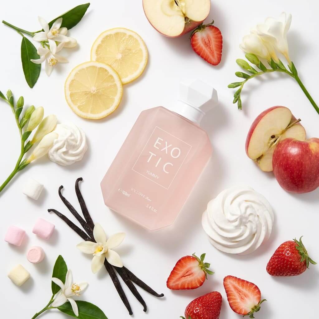 Exotic Yummy VVLOVE Privé avec ses ingrédients : guimauve, fraise, pomme, vanille et crème fouettée