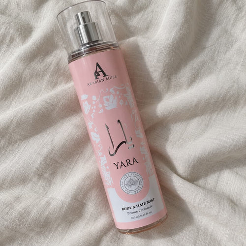 Brume parfumée Yara Arabian Musk posée sur un drap en lin – body & hair mist femme